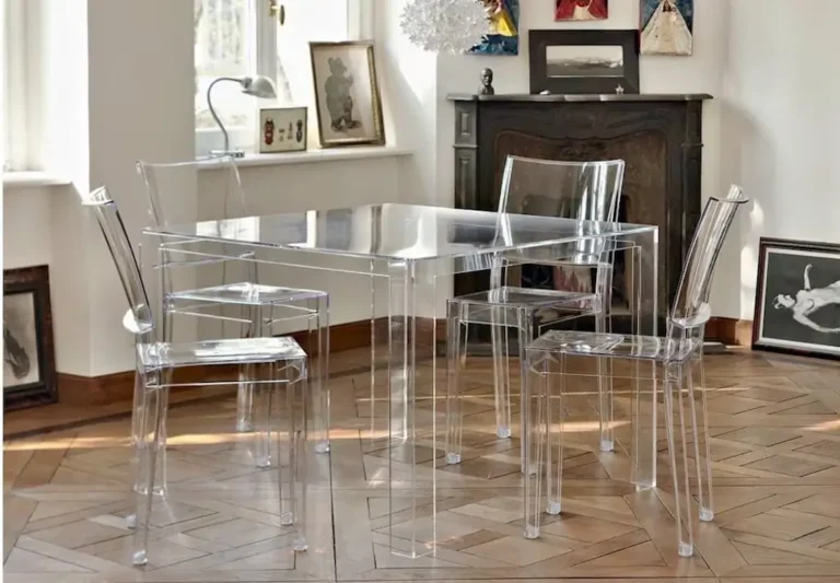 Conjunto de mesa y sillas de metacrilato con detalles de diseño moderno
