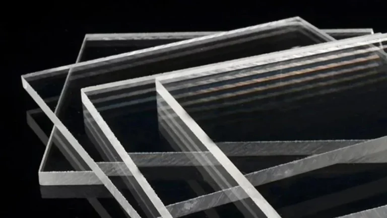 Planchas de metacrilato transparente apiladas