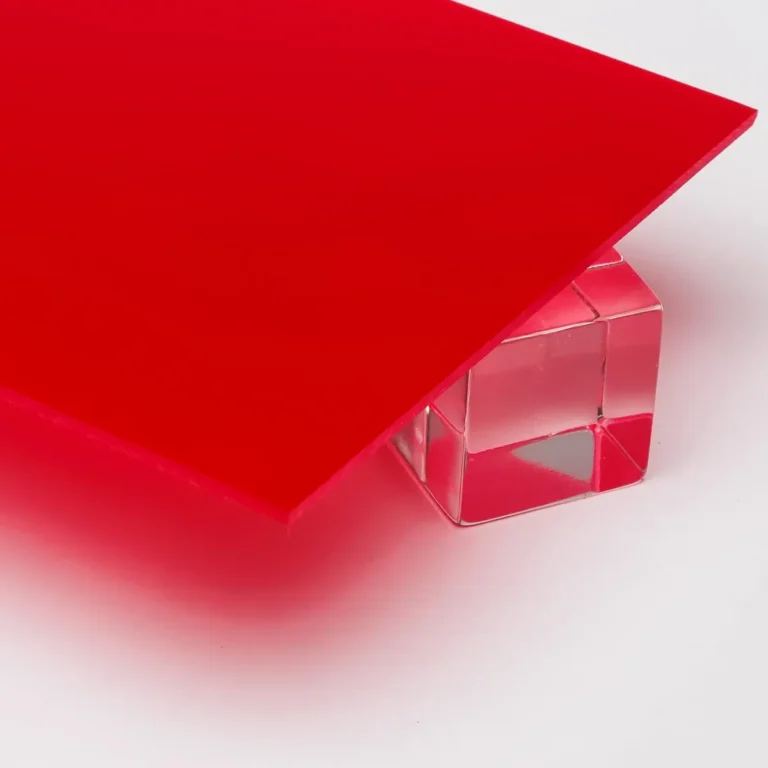 Planchas de metacrilato translúcido que filtran suavemente la luz