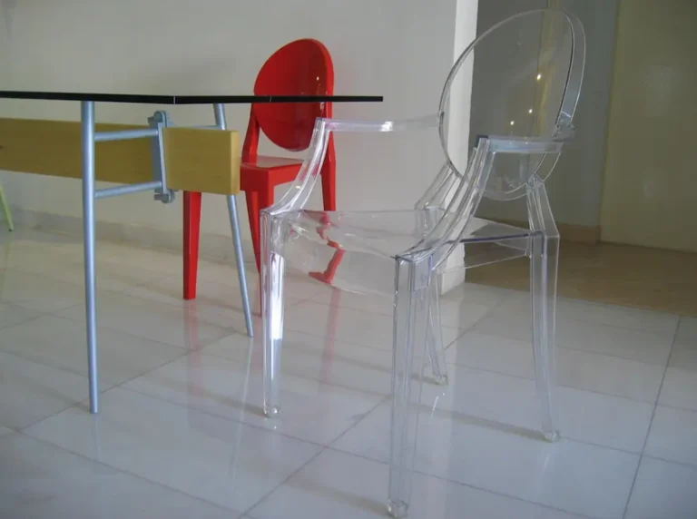 Silla transparente Frutiger Aero