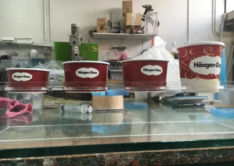 Expositor de metacrilato en mostrador de helados