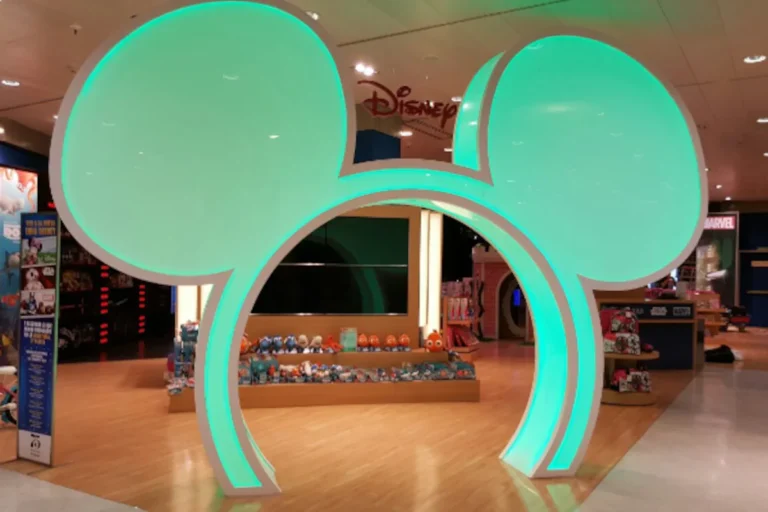 Entrada de tienda con metacrilato