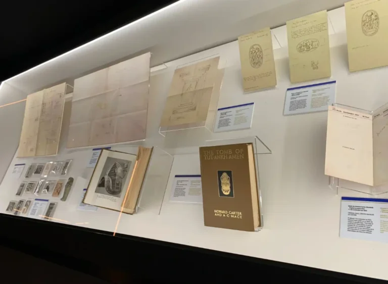 Expositor de libros en metacrilato transparente