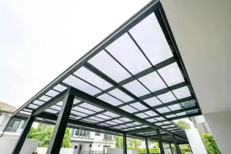 Vista inferior de terraza con policarbonato