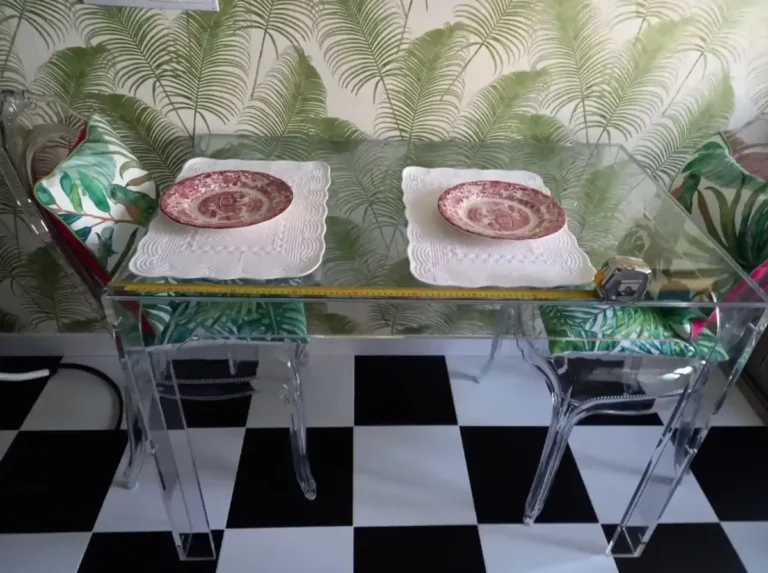 Mesa con sillas de metacrilato en decoración de interiores moderna