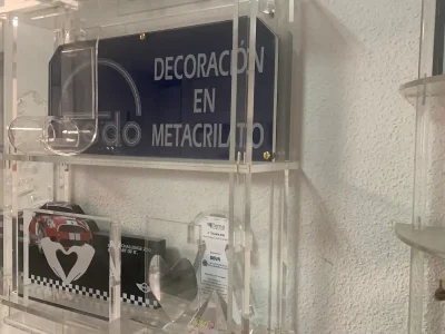 Estanterías para decoración de interiores en metacrilato