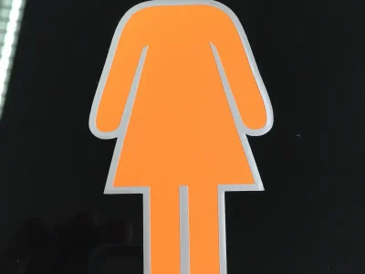 Cartelería personalizada a medida en metacrilato negro