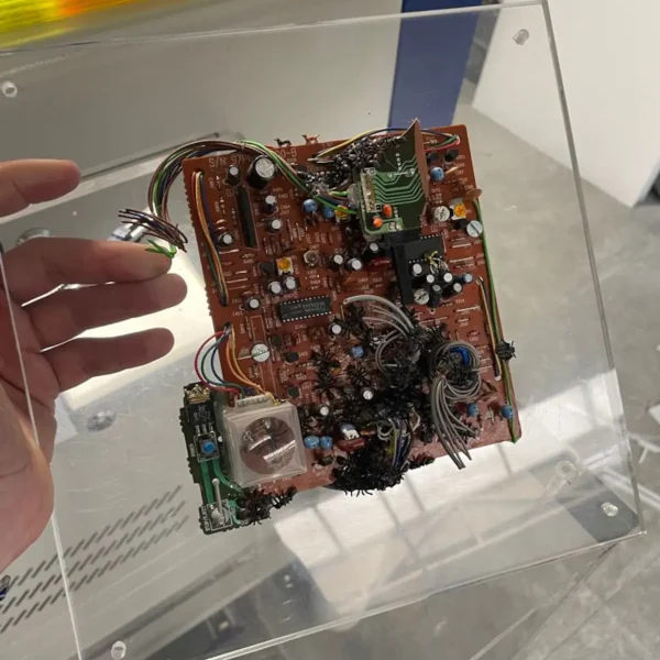 Placa electrónica sobre plancha