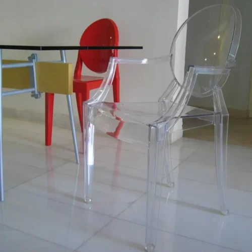 Sillas de metacrilato transparentes en salón de decoración moderna