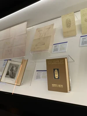 Displays y soportes de metacrilato para libros y planos