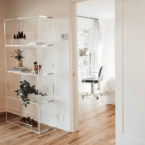 Estantería de metacrilato flotante con estantes delgados.