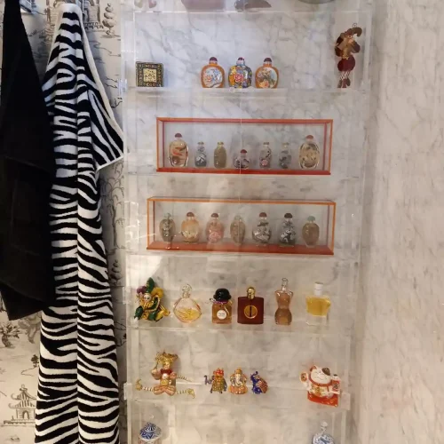 Estantería personalizada en metacrilato transparente