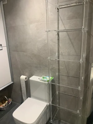 Estantería de metacrilato transparente para baños