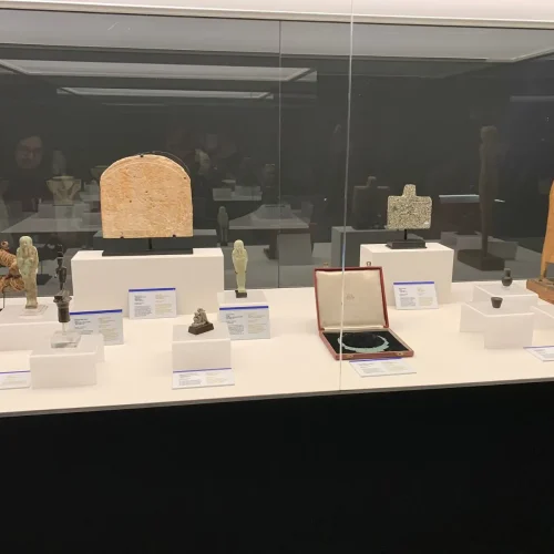 Expositores y soportes de metacrilato para museos