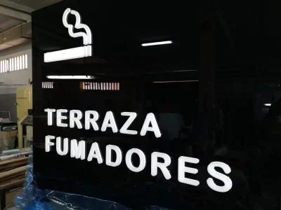 Letras corpóreas personalizadas en rótulo retroiluminado