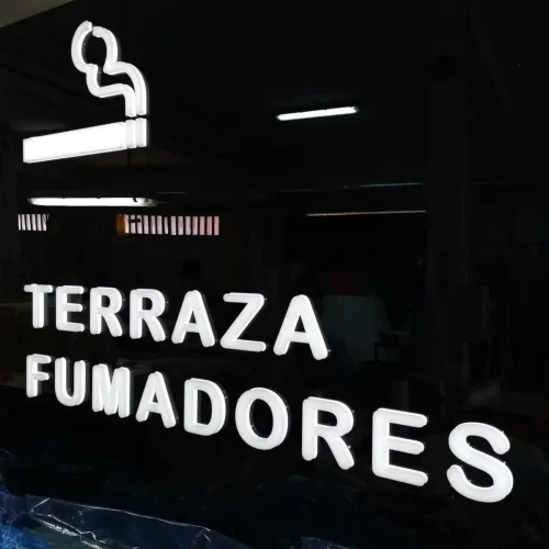 Letras corpóreas personalizadas en rótulo retroiluminado