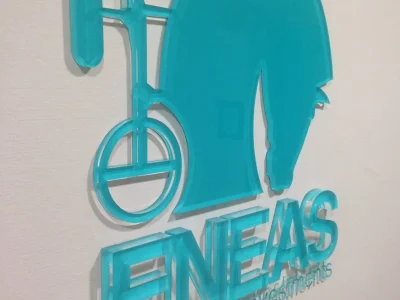 Letras corpóreas en metacrilato color azul turquesa