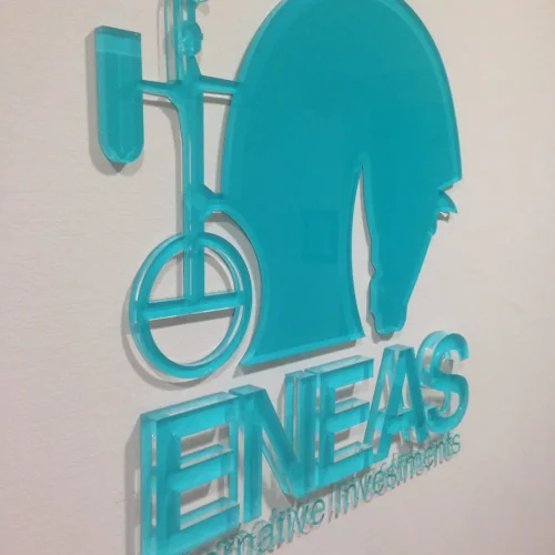 Letras corpóreas en metacrilato color azul turquesa