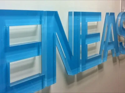 Letras corpóreas en metacrilato para carteles personalizados