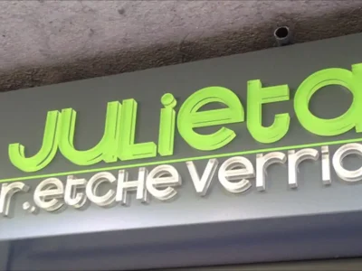 Letras corpóreas en metacrilato color verde y blanco opal