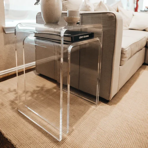 Mesa con almacenamiento integrado para libros y objetos decorativos.