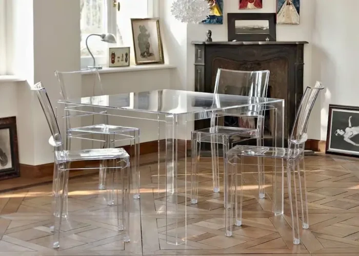 Conjunto de mesa y sillas de metacrilato con detalles de diseño moderno
