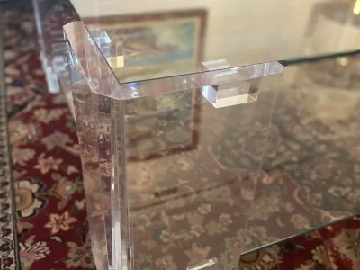 Mesa de diseño original en metacrilato transparente