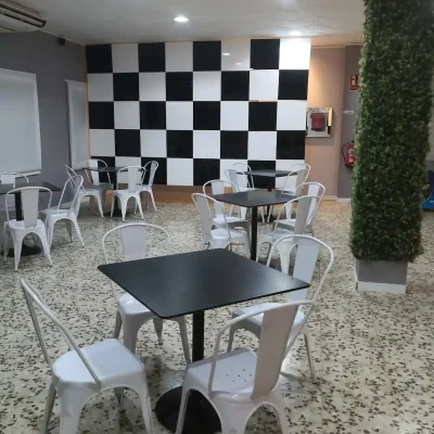 Mesas y sillas personalizadas en metacrilato para bares y restaurantes