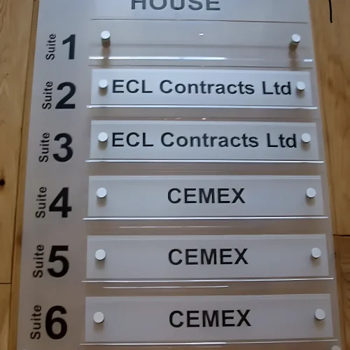 Señalética en metacrilato para oficinas modernas