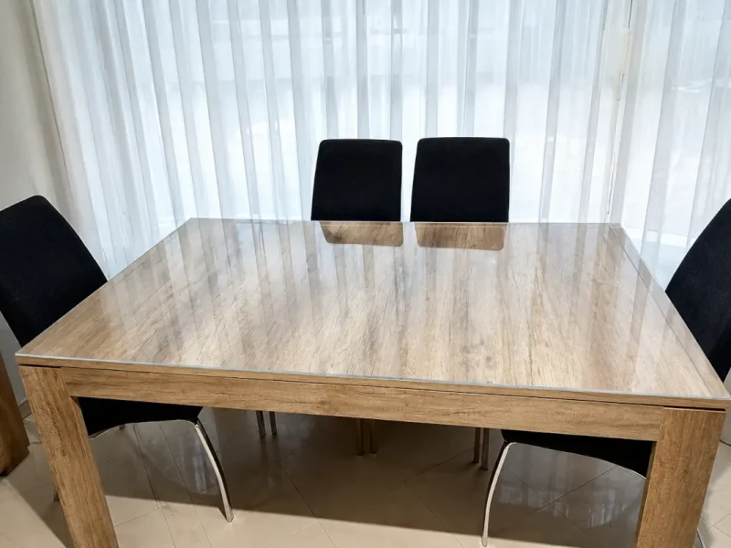 Mesa de madera con protector de metacrilato a medida