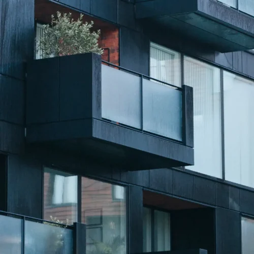 Paneles de metacrilato en balcón con protección UV