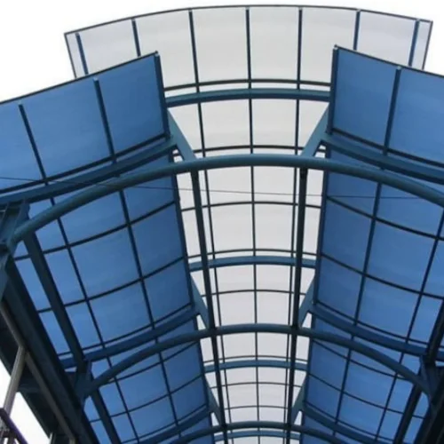 Cubierta de metacrilato transparente en callejón