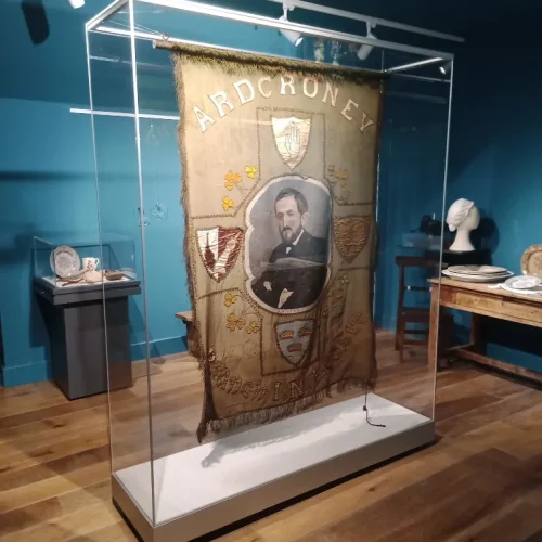 Urna de metacrilato para exposiciones y museos