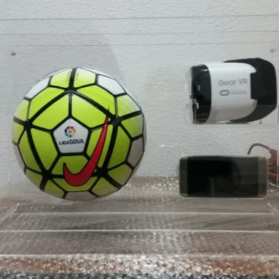 Vitrina de metacrilato para proteger objetos de valor